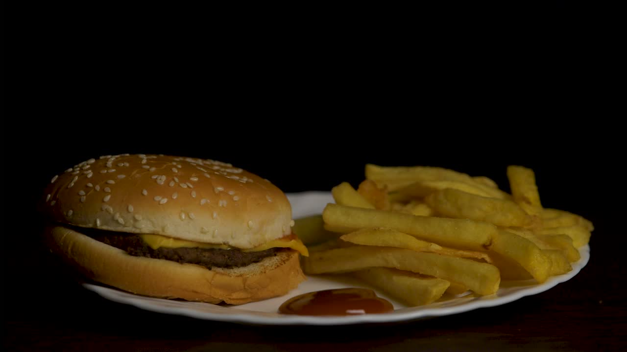 Hamburguesa y papas fritas.