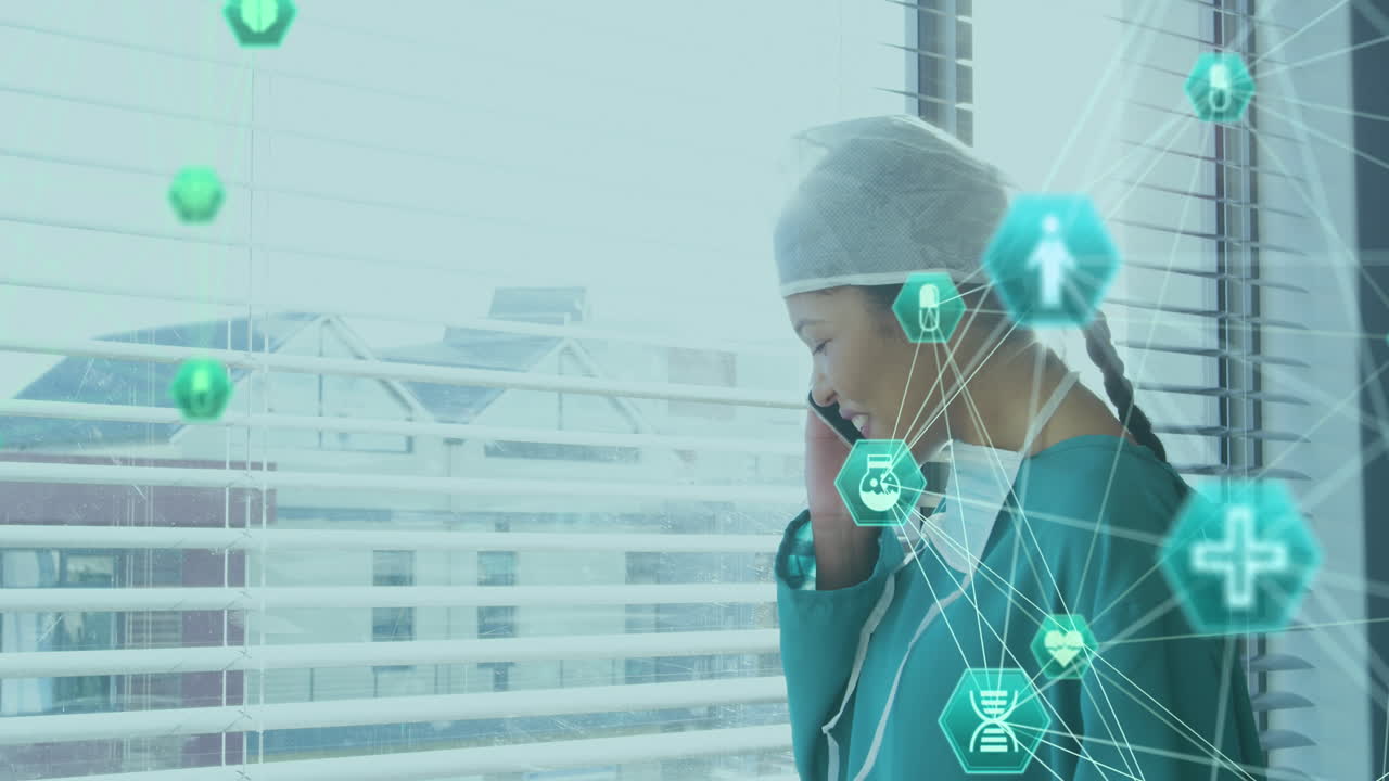 스마트 폰을 사용하는 행복한 두 인종 여성 간호사 위의 미디어 아이콘의 애니메이션