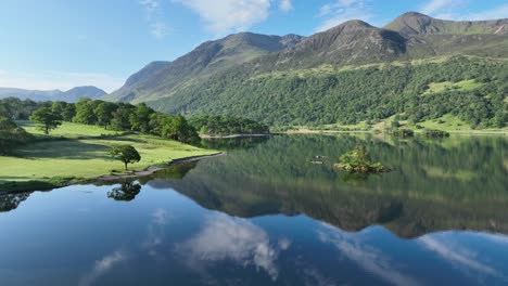 Beautiful-reflections-over-the-still-waters-of-Crummock-Water,-The-Lake-District,-Cumbria