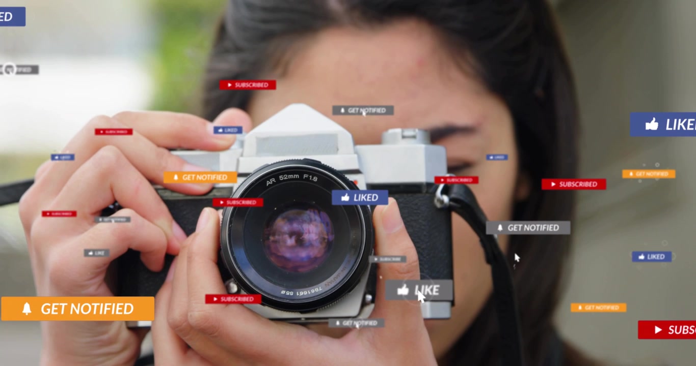 ผู้หญิงถือกล้อง SLR จ่อตาและเริ่มให้ป้าย