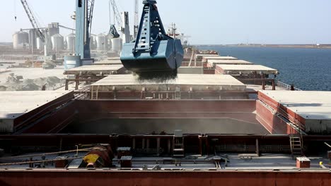 video of the crane dropping cargo into the hold of the dry cargo ship