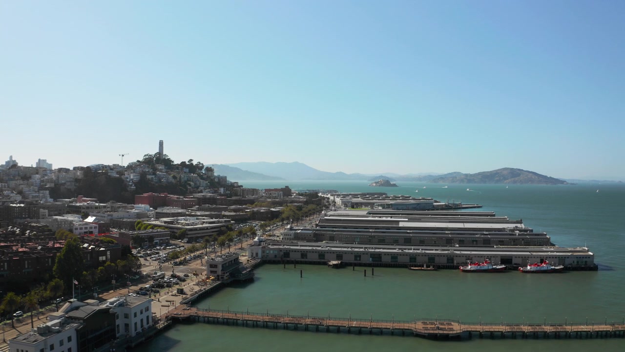Riprese aeree con drone dall'alto del bellissimo Embarcadero di San Francisco con la Coit Tower, Alcatraz e Angel Island - (UHD 4K)