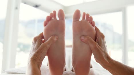 Close-up-of-woman-therapist-massaging-the-feet-of-her-patient