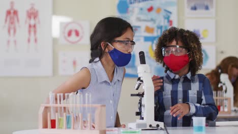 Junge-Und-Mädchen-Tragen-Gesichtsmaske-Und-Schutzbrille-Im-Labor