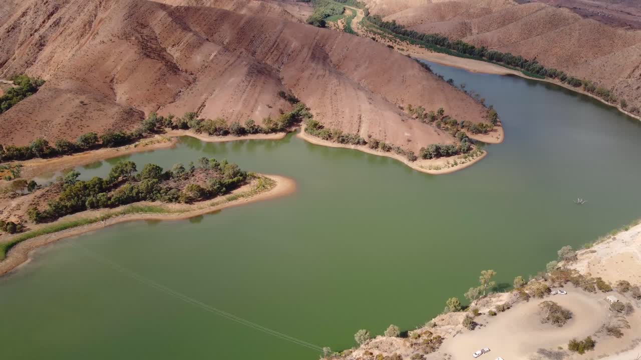 fotografía de avión no tripulado de la presa de aroona en la región árida de australia del sur