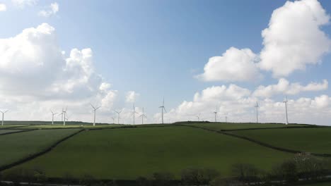 Parque-Eólico-En-Un-Paisaje-Rural-Con-Cielo-Azul-Nublado---Disparo-De-Drones