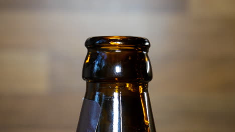camarero abriendo una botella de cerveza en una vista macro cercana