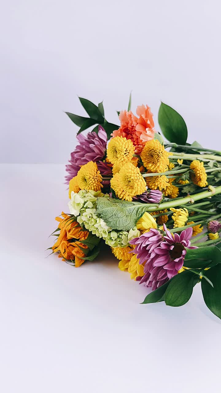 Un colorato bouquet di fiori misti