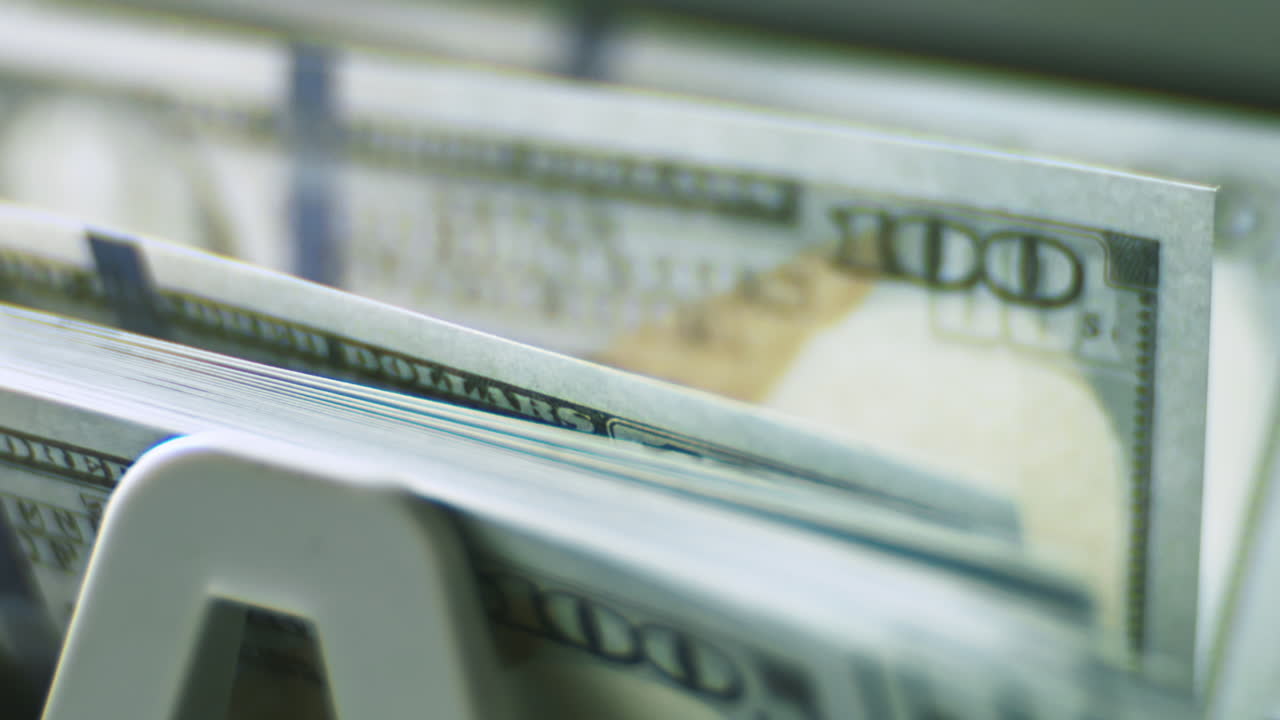Billetes de cien dólares estadounidenses en una caja registradora