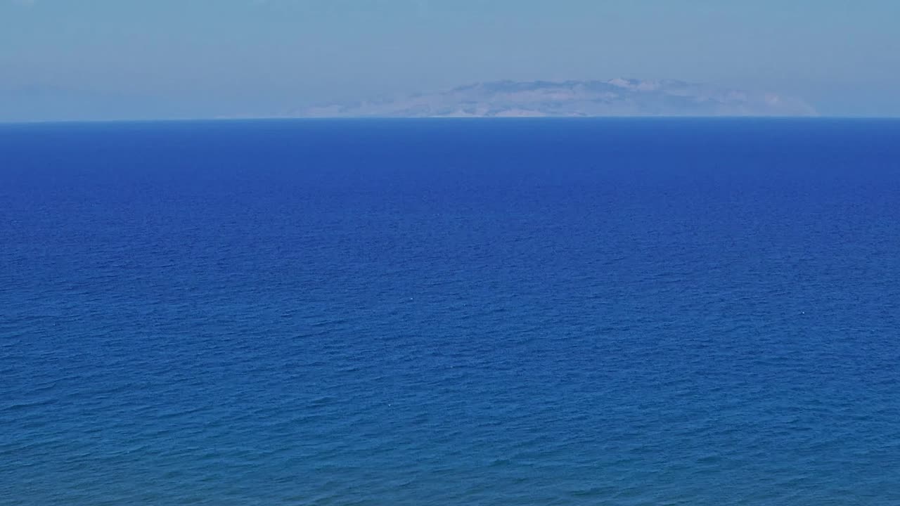 Odkrywanie nadmorskiej przyrody na Rodos w Grecji, na skraju morza