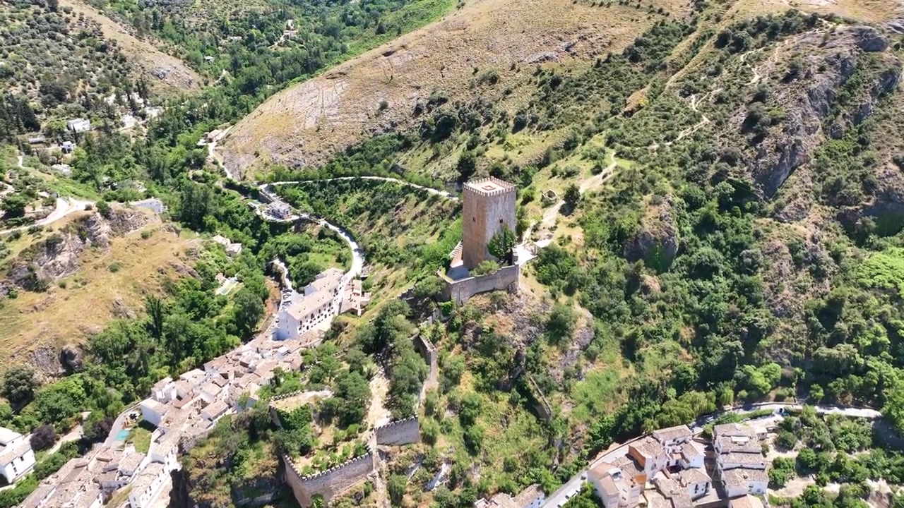 Riprese aeree scivolano sulle strade andaluse densamente popolate di Cazorla e sopra il famoso Castello de la Yedra, le sue estese mura, merli e parapetti, attraversando un ripido burrone dietro.