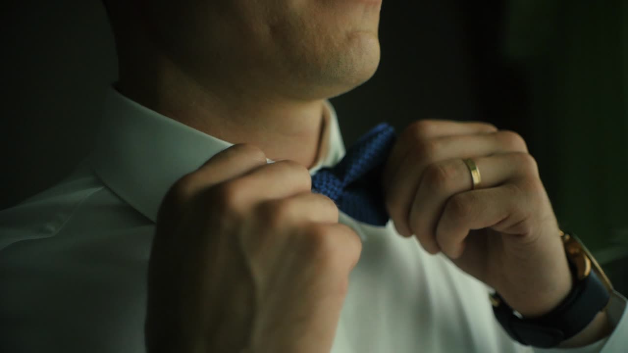 hombre ajustando la pajarita