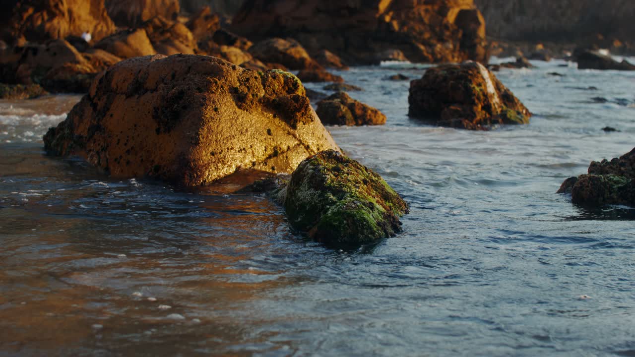 Rocce sulla spiaggia all'ora d'oro