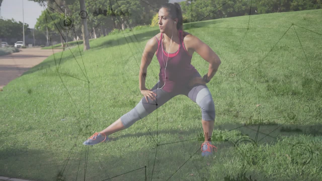 Entrando no parque, mulher se exercitando com fones de ouvido fazendo afundo lateral na grama para a saúde.