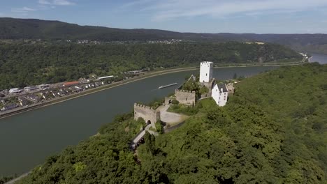 vuelo de drones hacia un castillo medieval alemán