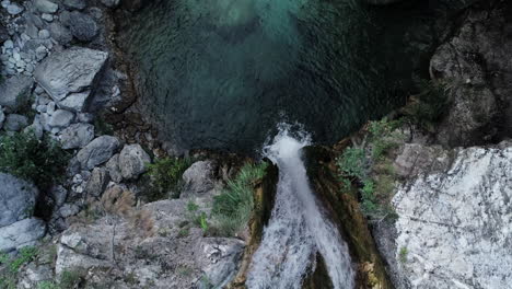 Olympus-Bergwasserfall-Mitten-In-Einer-Kluft