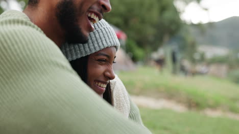abrazo, risa o feliz pareja acampando en la naturaleza