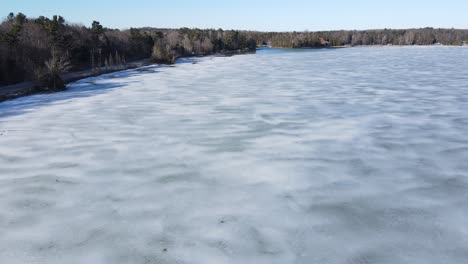 Hielo-En-El-Lago-Leelanau,-Vista-Aérea-De-Drones