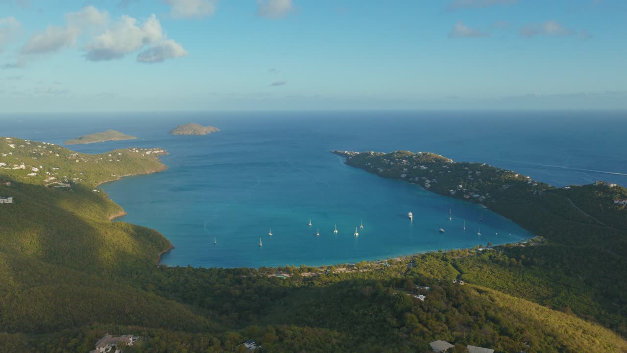 Spiaggia a forma di ferro di cavallo di Magens Bay sull'isola di St. Thomas nelle Isole Vergini Americane.