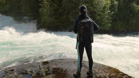 Wandernde-Frau-Geht-Mit-Einem-Wanderrucksack-In-Der-Wunderschönen-Natur-Norwegens-Spazieren.