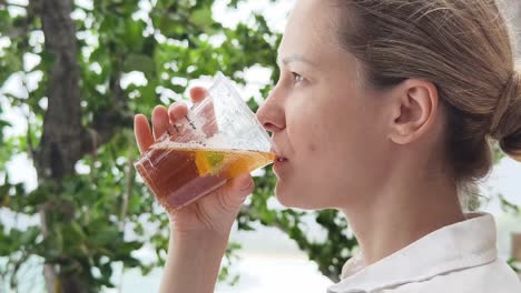 mujer disfrutando de una cerveza al aire libre