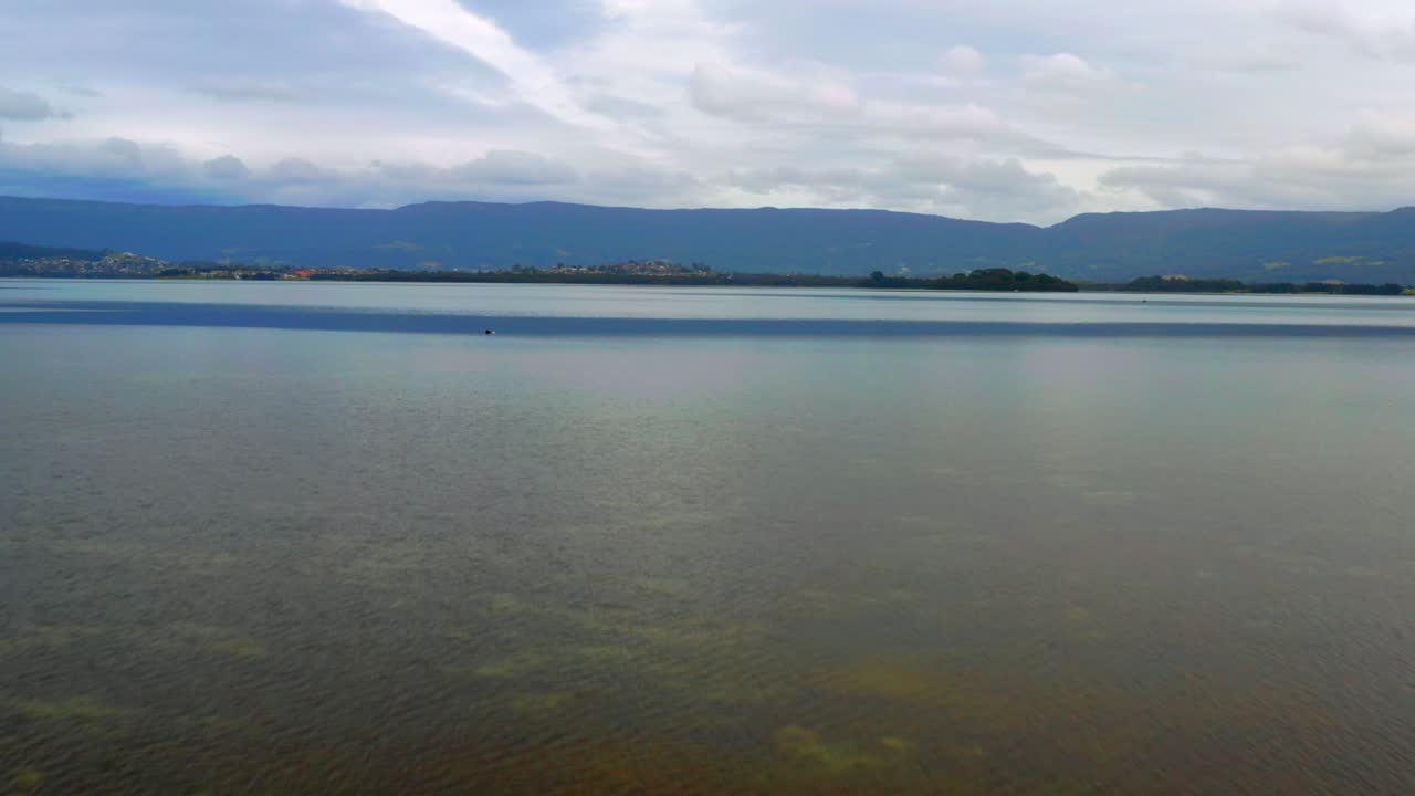 호주 시드니의 일라와라 호수 상공 비행 - 드론 샷