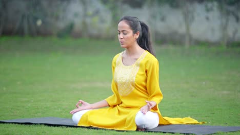 Día-Internacional-Del-Yoga-Celebrado-Por-Una-Niña-India.