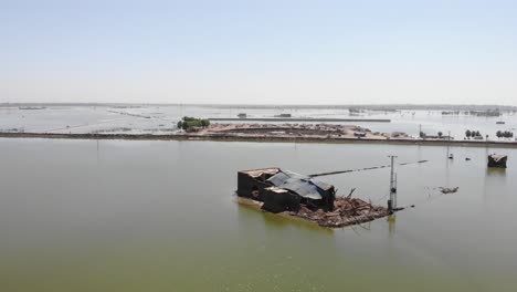 Vista-Aérea-Del-Paisaje-Inundado-En-Pakistán-Con-Vista-De-Tienda-Improvisada