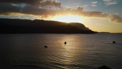 Puesta-De-Sol-En-La-Bahía-De-Hanalei-En-Kauai-Con-Silueta-De-Muelle