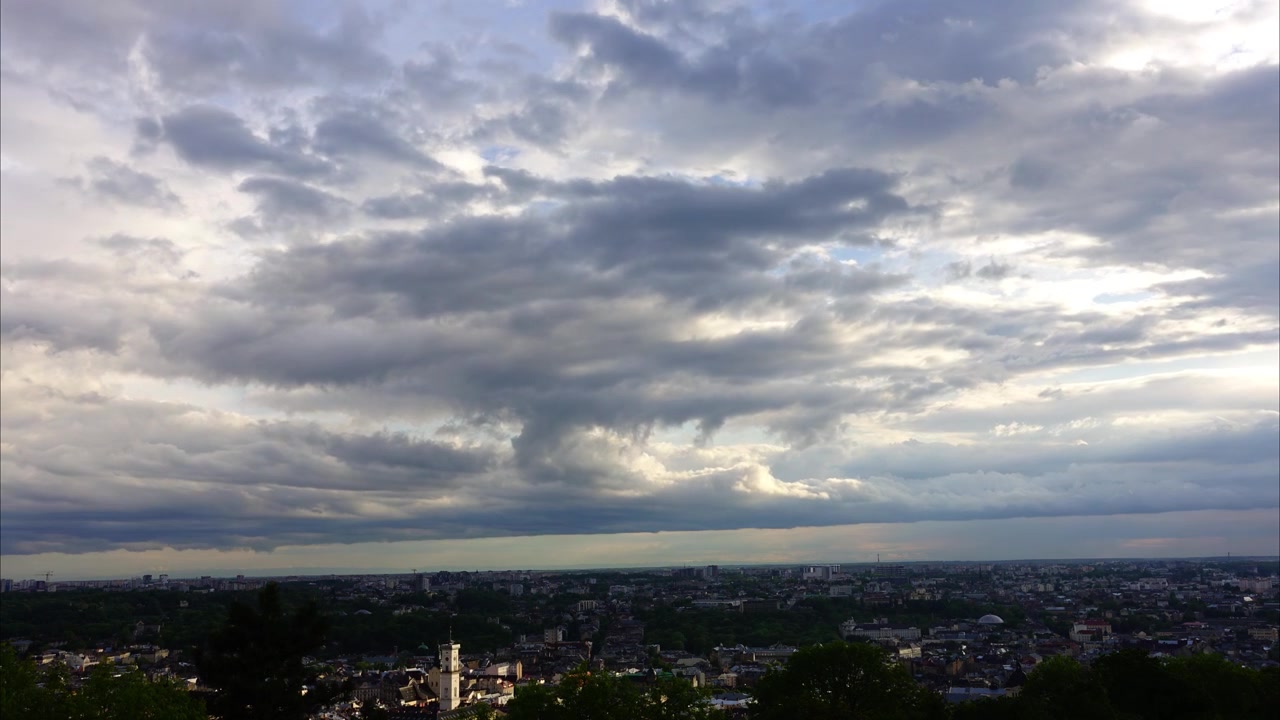 Nuvole sulla città. Riprese in time lapse