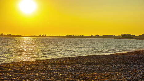 puesta de sol naranja a nivel del agua sobre el mar mediterráneo