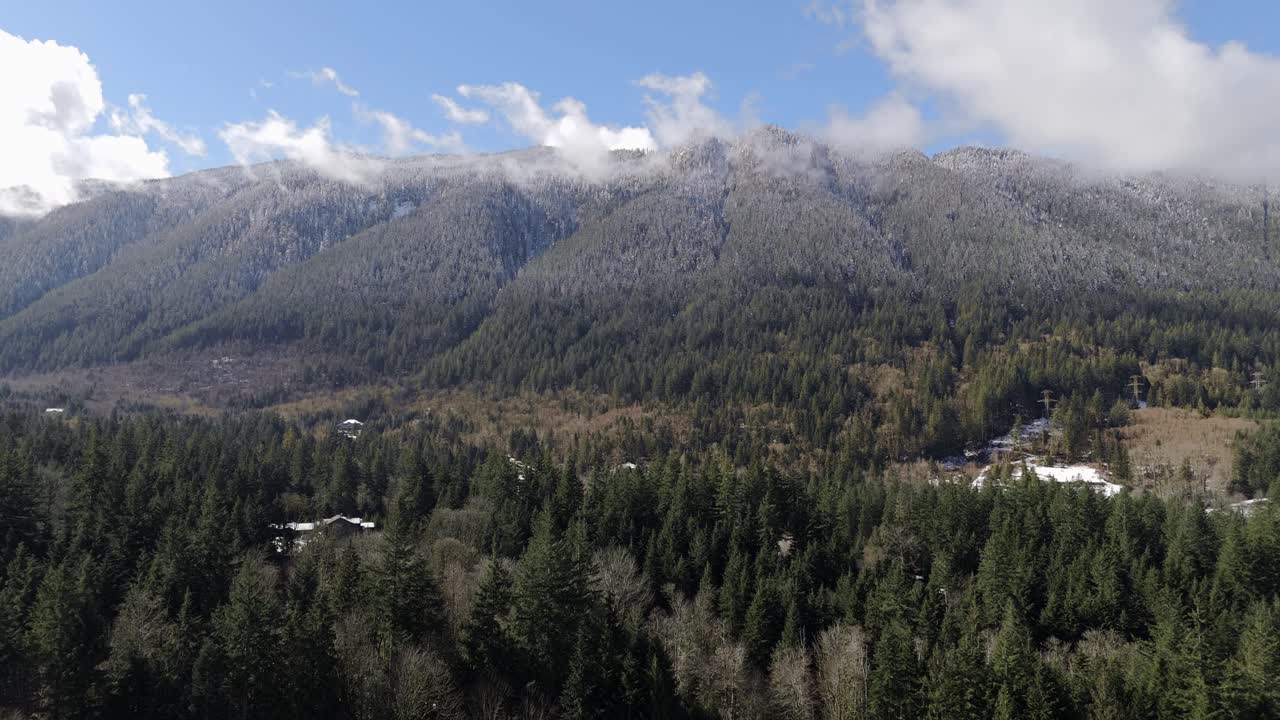 cordillera nebulosa y bosque cubierto de nieve disparo al revés del paisaje en el noroeste del pacífico del estado de washington en un día parcialmente nublado