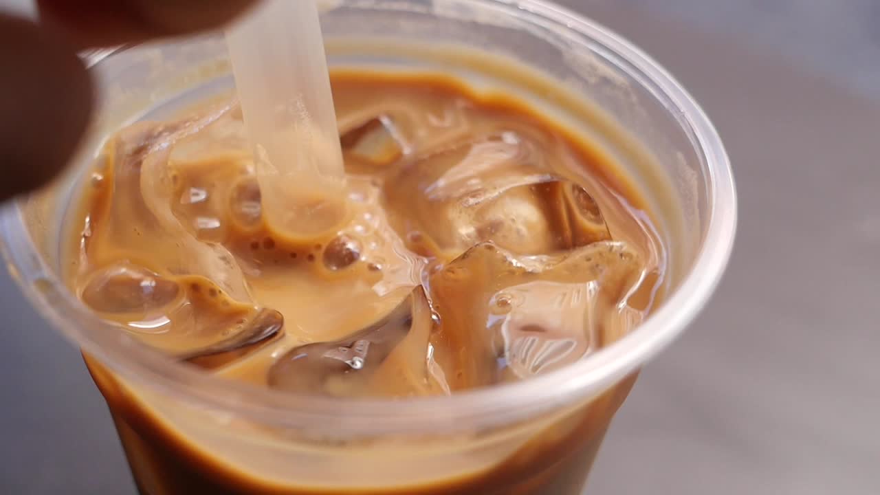 Café helado en taza de plástico