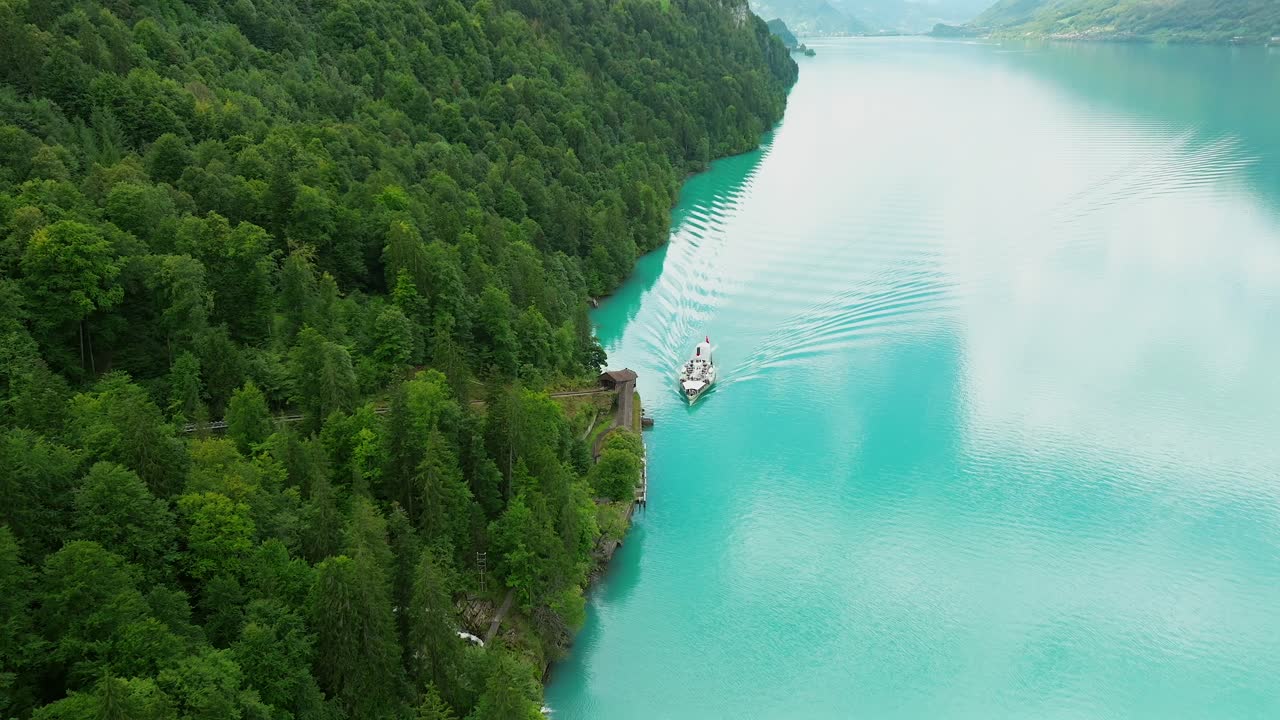 Veduta aerea di una barca che si avvicina a Geissbach sul Lago di Brienz, Svizzera.