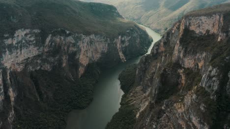 Tilt-up-Through-Sumidero-Canyon-Near-Tuxtla-Gutierrez-In-Chiapas-State,-Southern-Mexico