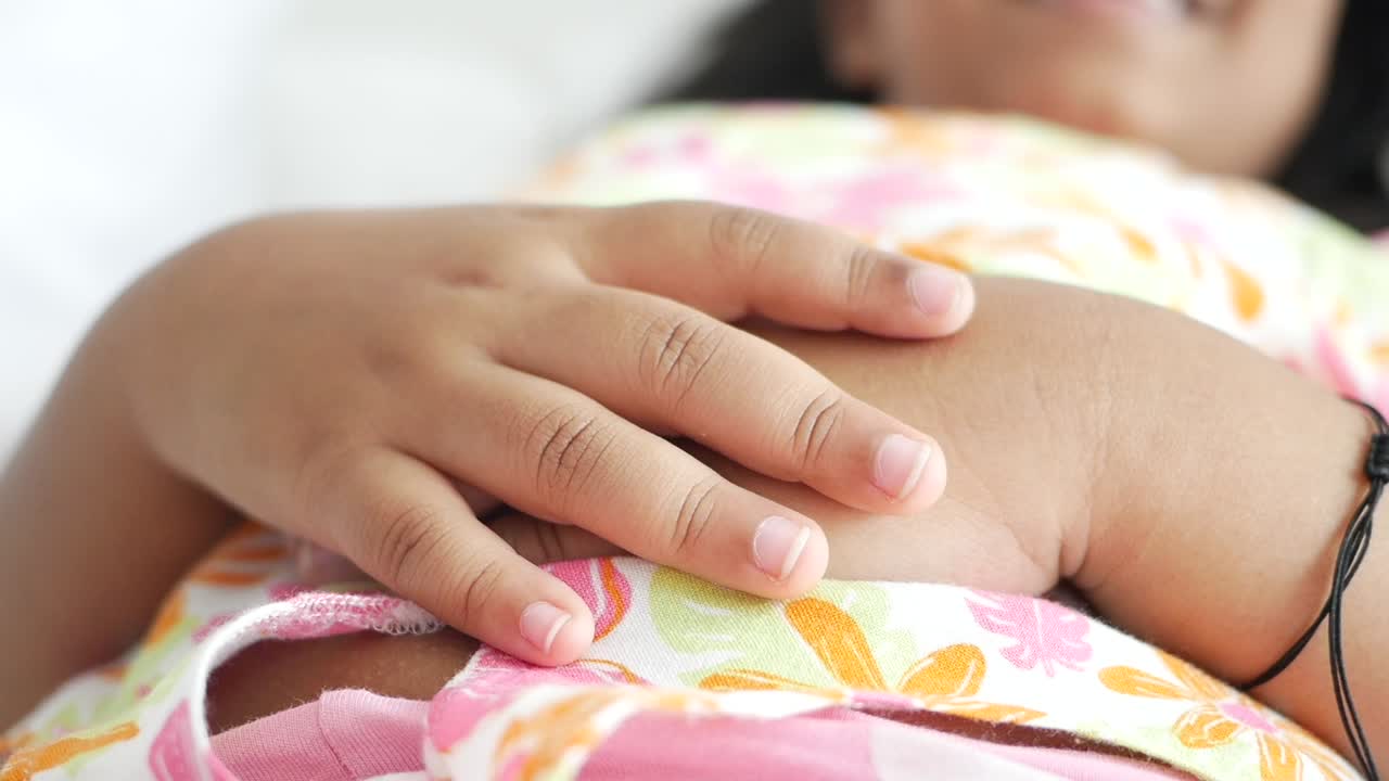 el niño tocando su estómago