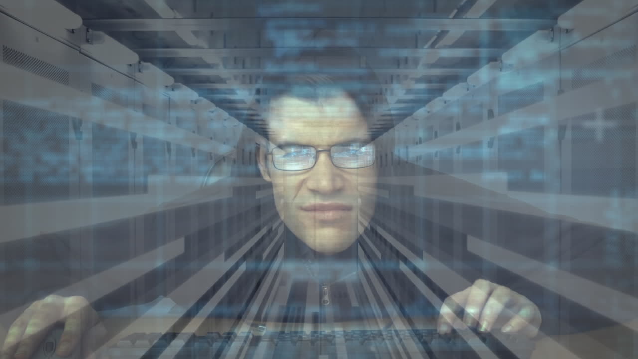 animación de un hombre encapuchado pirateando una computadora