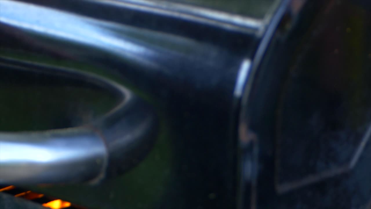 그릴 뚜껑이 슬로우 모션으로 닫히면서 요리되기 시작하는 그릴 위의 새로운 스테이크 한 쌍