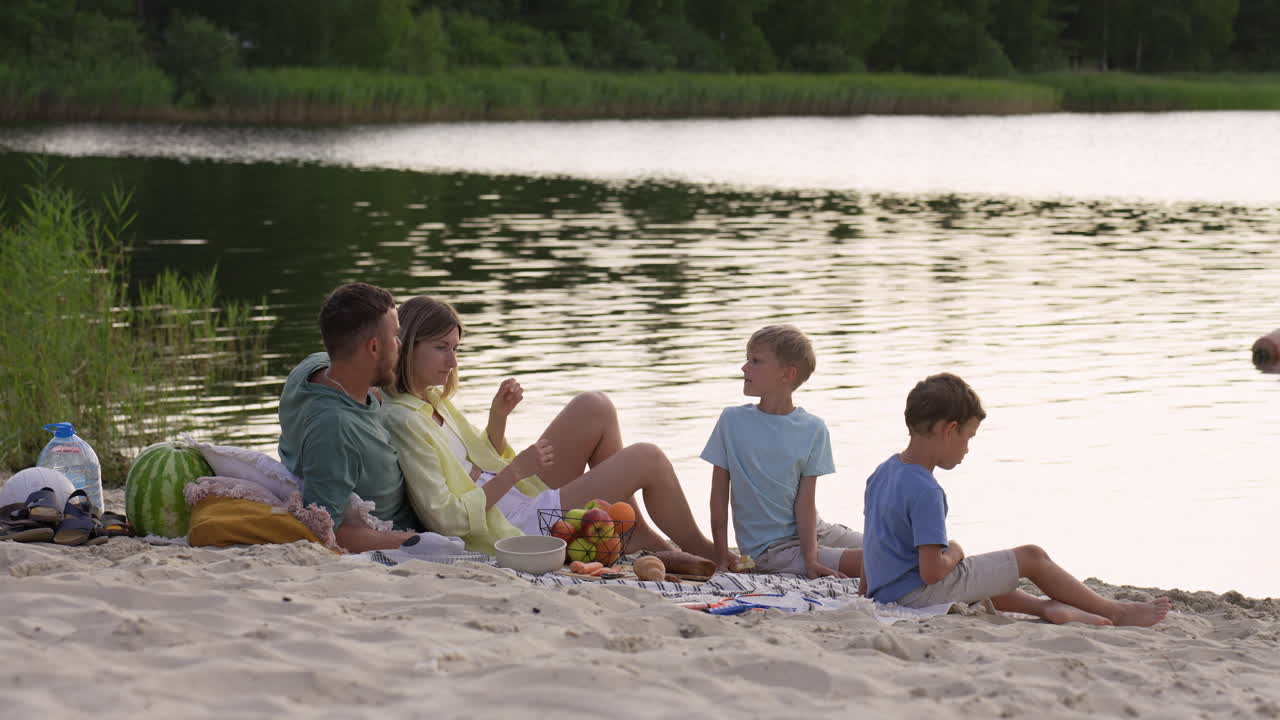 семейный пикник на пляже