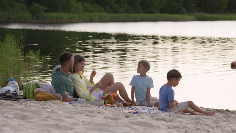 Family-having-picnic-on-the-beach