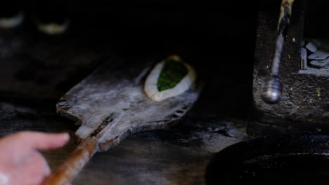 la pita se coloca en el horno para hornear