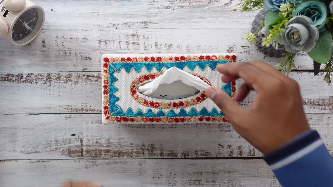 장식적 인 조직 상자 에 손 을 는 남자 의 손