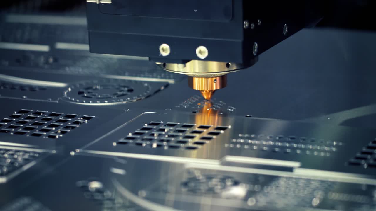 corte láser cnc de metal, tecnología industrial moderna.