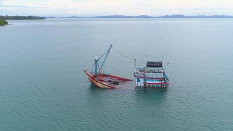 drone dando vueltas alrededor de un barco de pesca que se hunde