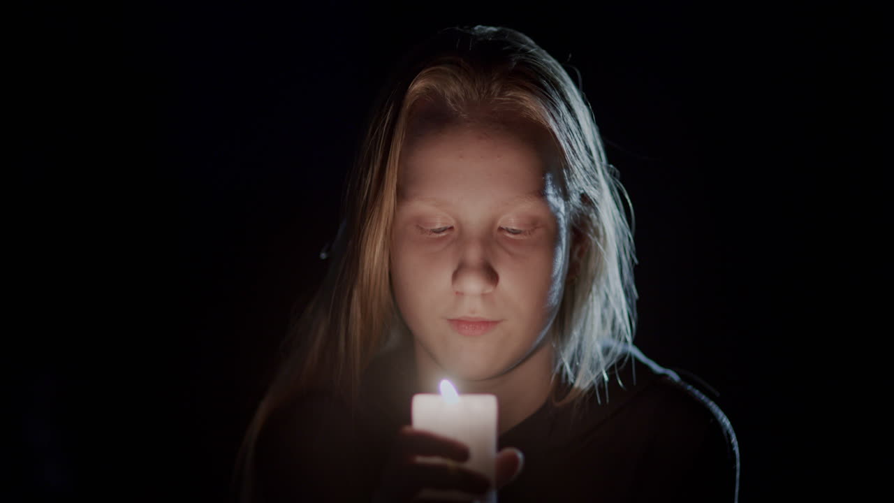 어 ⁇ 에서 불타는  ⁇ 불을 바라보는 아이의 초상화