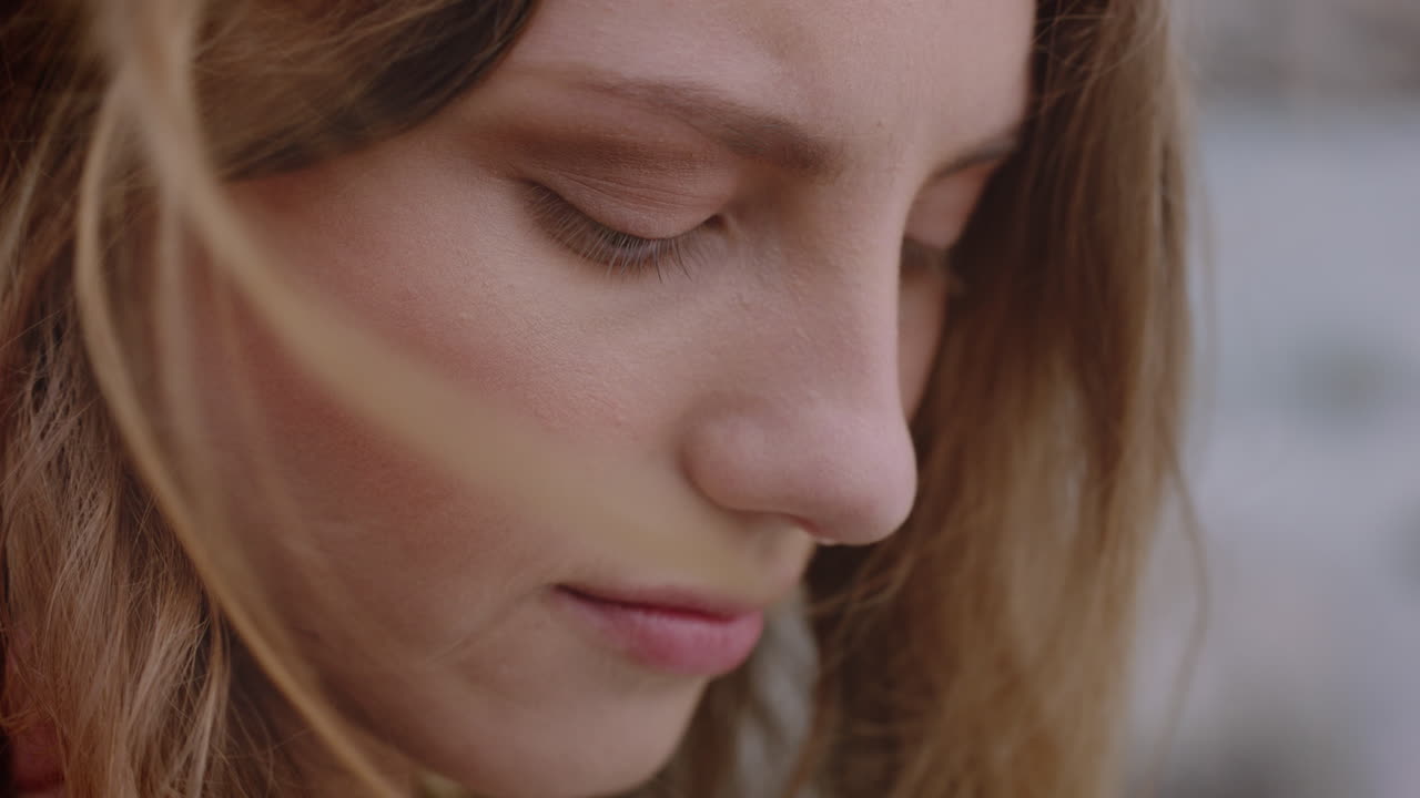 가까운 초상화 아름다운 여성 미소를 짓고 해변을 즐기며 해변에서 휴식을 취하고 바람이 불고 머리카락을  ⁇ 고 평화롭고 무모한 생활 방식을 탐험하고 있습니다.