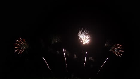 Farbenfrohe,-Echte-Feuerwerksfeier-Am-Silvesterabend-Mit-Einer-Abstrakten-Unschärfe-Aus-Goldenem-Glanz-Und-Bokeh-Lichtern-Am-Nachthimmel