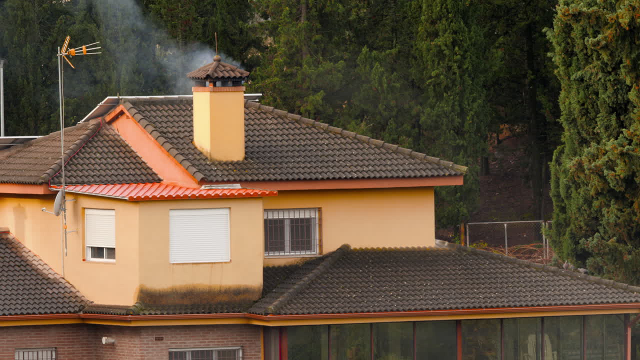casa junto al bosque.