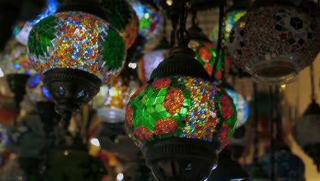 Toma-Desplegable-De-Una-Tienda-De-Artesanías-De-Metal-En-Marrakech,-Marruecos,-Durante-El-Horario-De-Apertura-En-Verano.