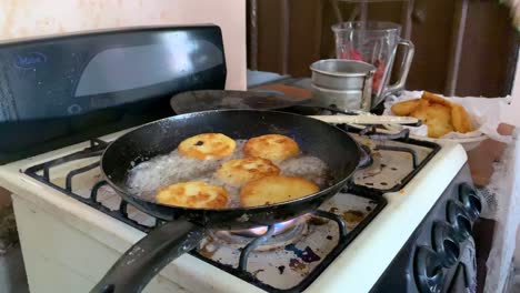 Mujer-Cocinando-Pasteles-De-Papa-En-Aceite-Comida-Mexicana